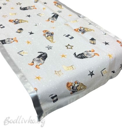 КОЛЕДЕН ТИШЛАЙФЕР ЗА МАСА ГНОМЧЕТА С ЧОРАПЧЕТА- 40/135СМ.