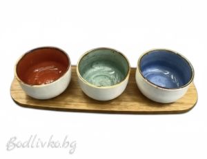 КОМПЛЕКТ ОТ 3 КУПИЧКИ НА ДЪРВЕНА ТАБЛИЧКА, КЕРАМИЧНИ
