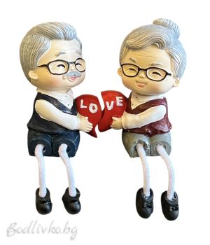 Високодетайлни фигурки, баба и дядо, държащи общо сърце, 17см. 